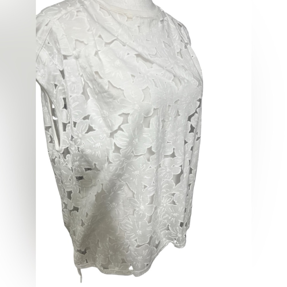 TED BAKER Women Sleeveless Crew Neck
ERICAH Floral BURNOUT White Vest oversized - Picture 2 of 15